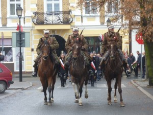 Kawalerzyście i konie w pełnej krasie